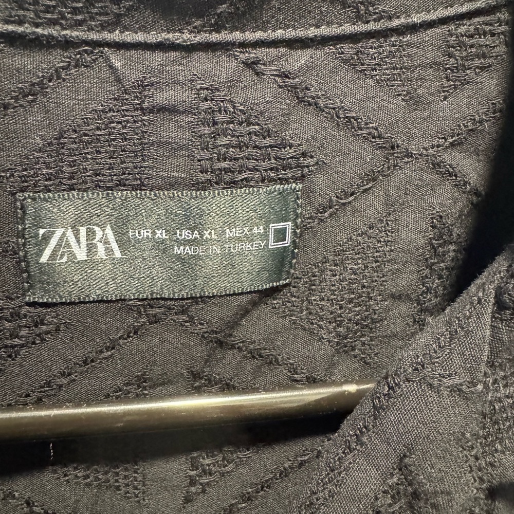 Zara Men's Black Textured short sleeve button up - Picture 2 of 4